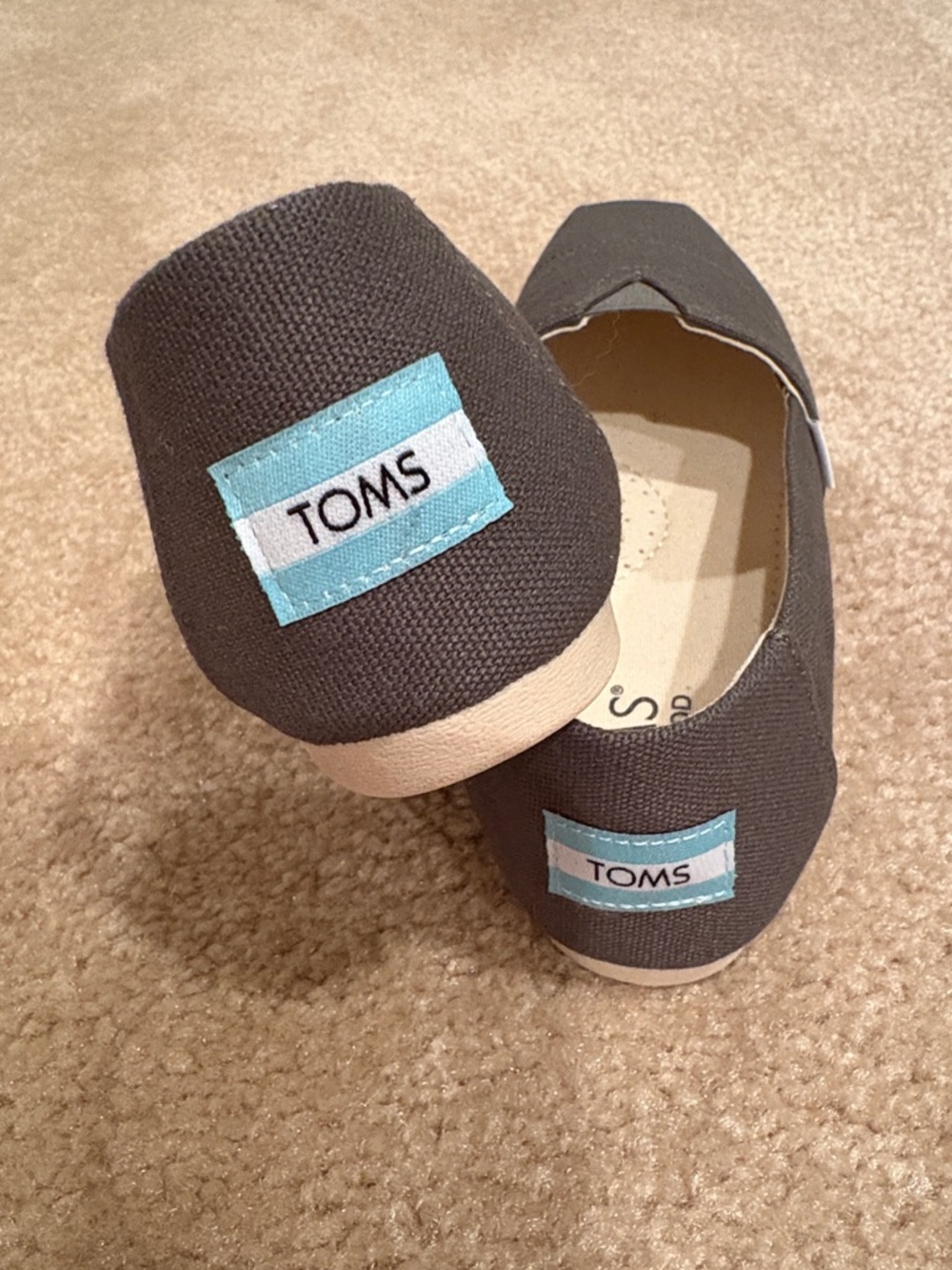 TOMS - Picture 2 of 10